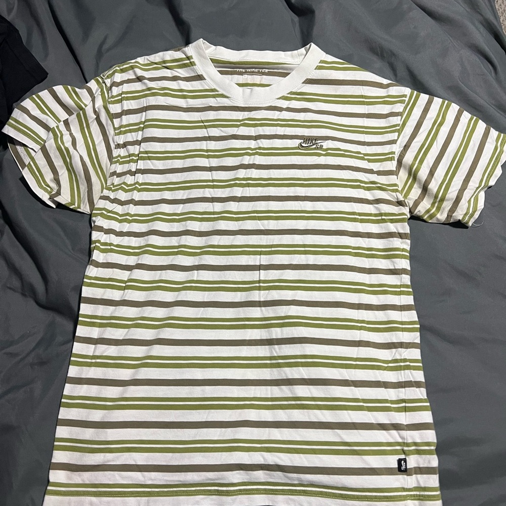 Men’s Nike SB Striped T-Shirt Size Medium